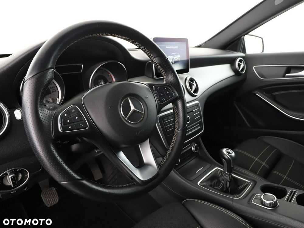 Mercedes-Benz GLA 200 Urban - 15