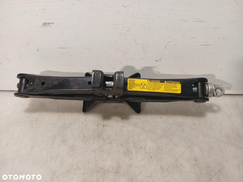 LEWAREK PODNOŚNIK KOŁA ZAPASOWEGO TOYOTA COROLLA VERSO II 09111-0F020 - 2