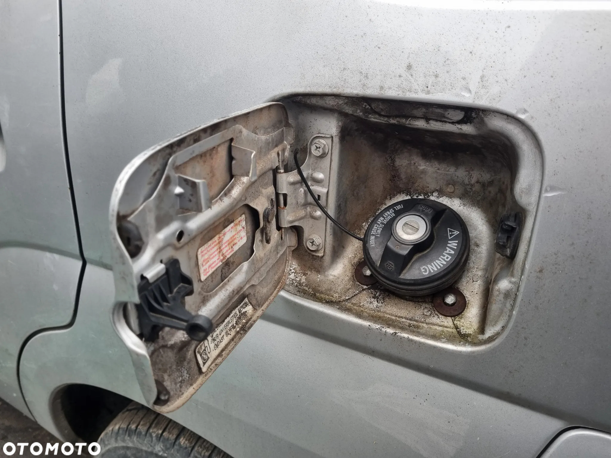 SUBARU JUSTY III G3X 04-07 2005 r. klapka wlewu paliwa srebrna * - 2