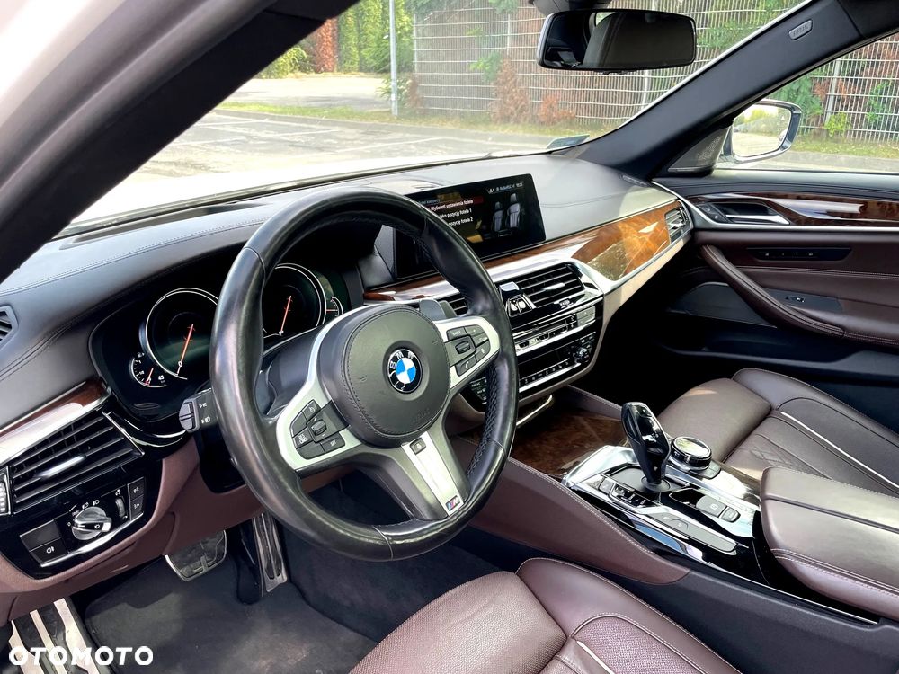 BMW Seria 5 M550i xDrive - 11