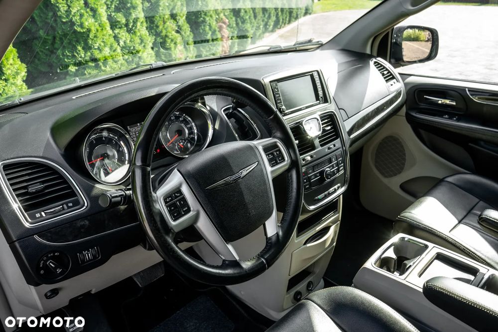 Chrysler Town & Country 3.6 Limited - 40
