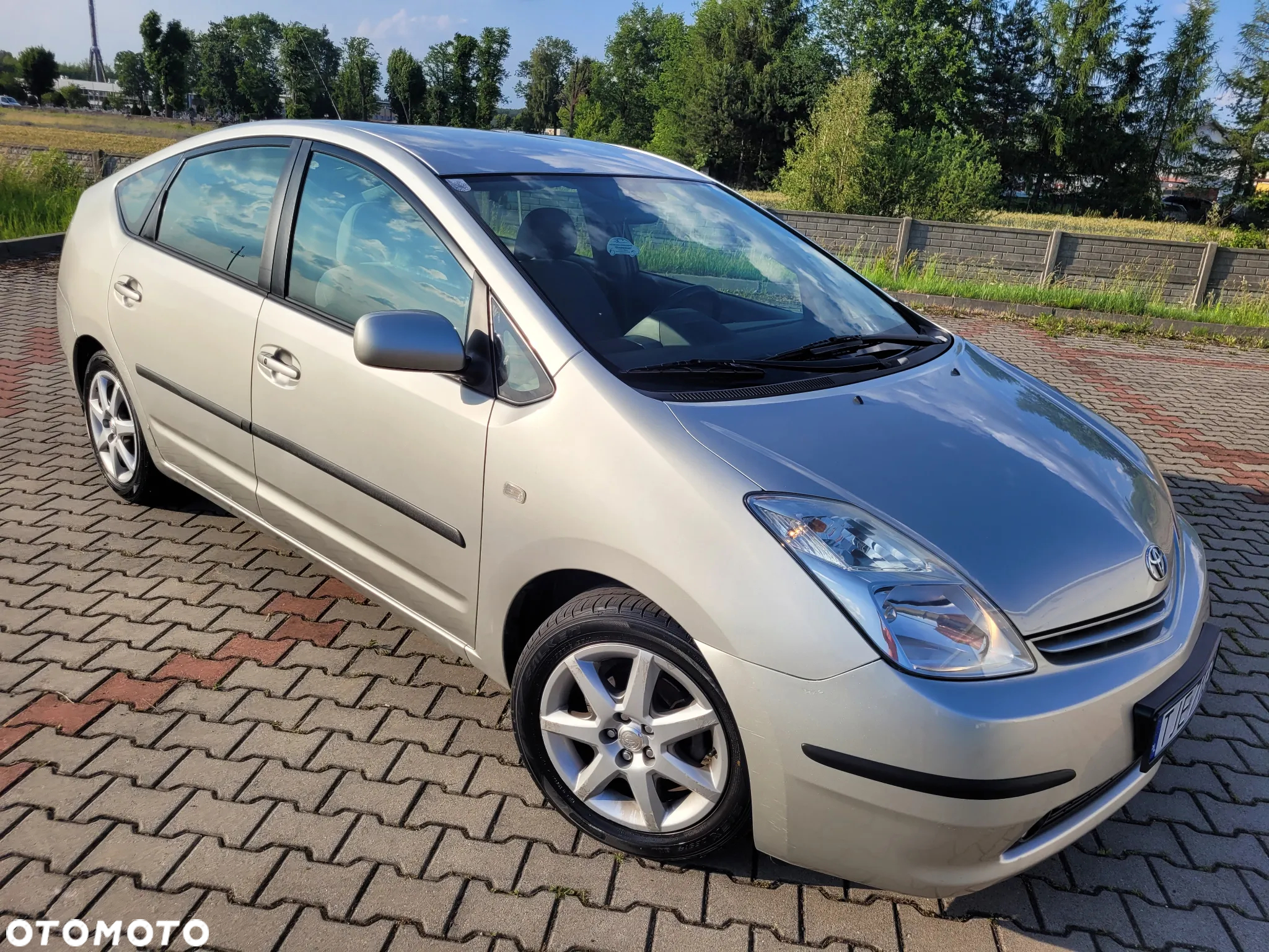 Toyota Prius (Hybrid) - 4