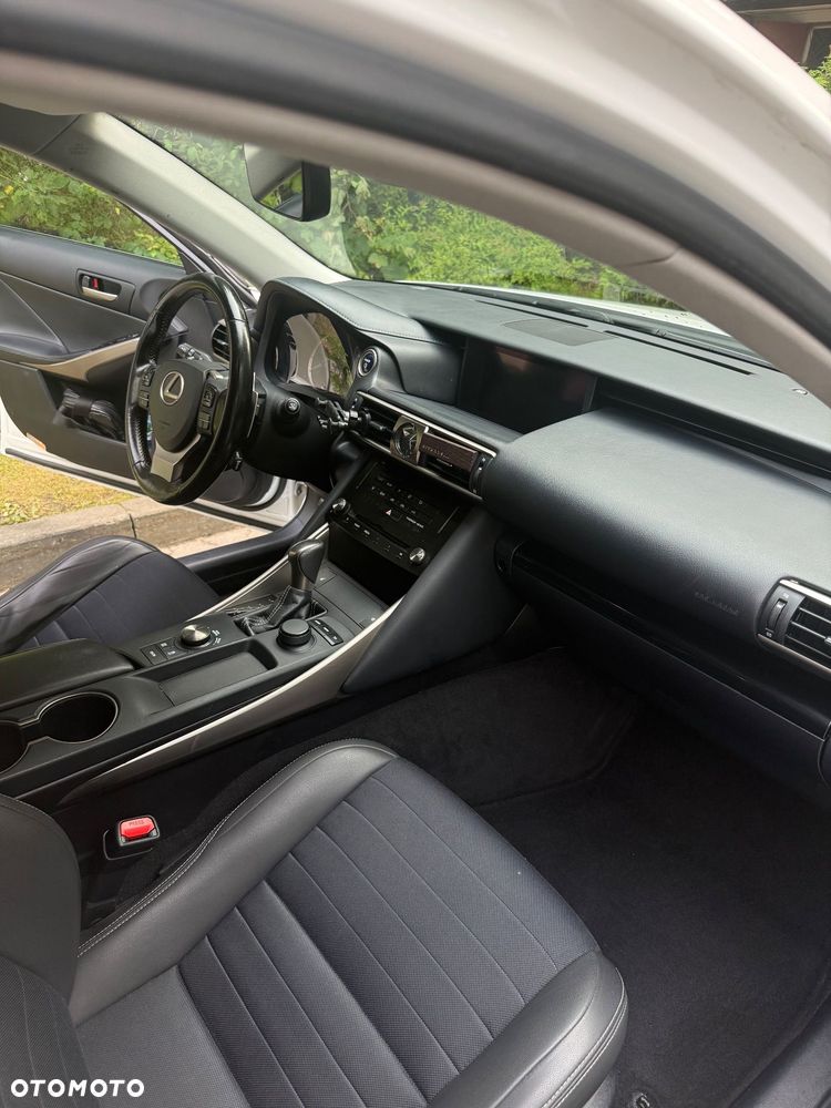 Lexus IS 300h Business Edition - 36