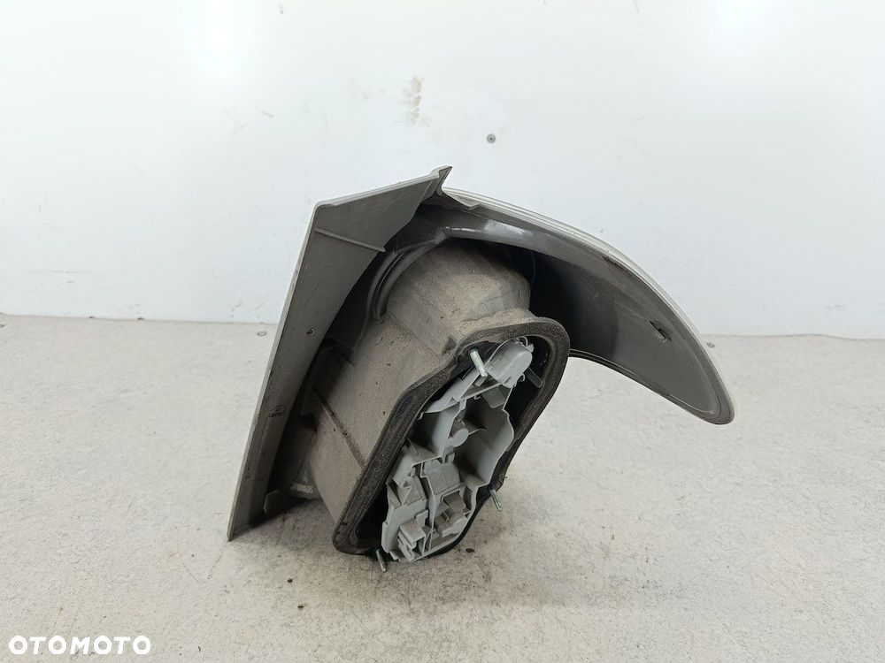LAMPA TYLNA LEWA TOYOTA COROLLA VERSO II - 5
