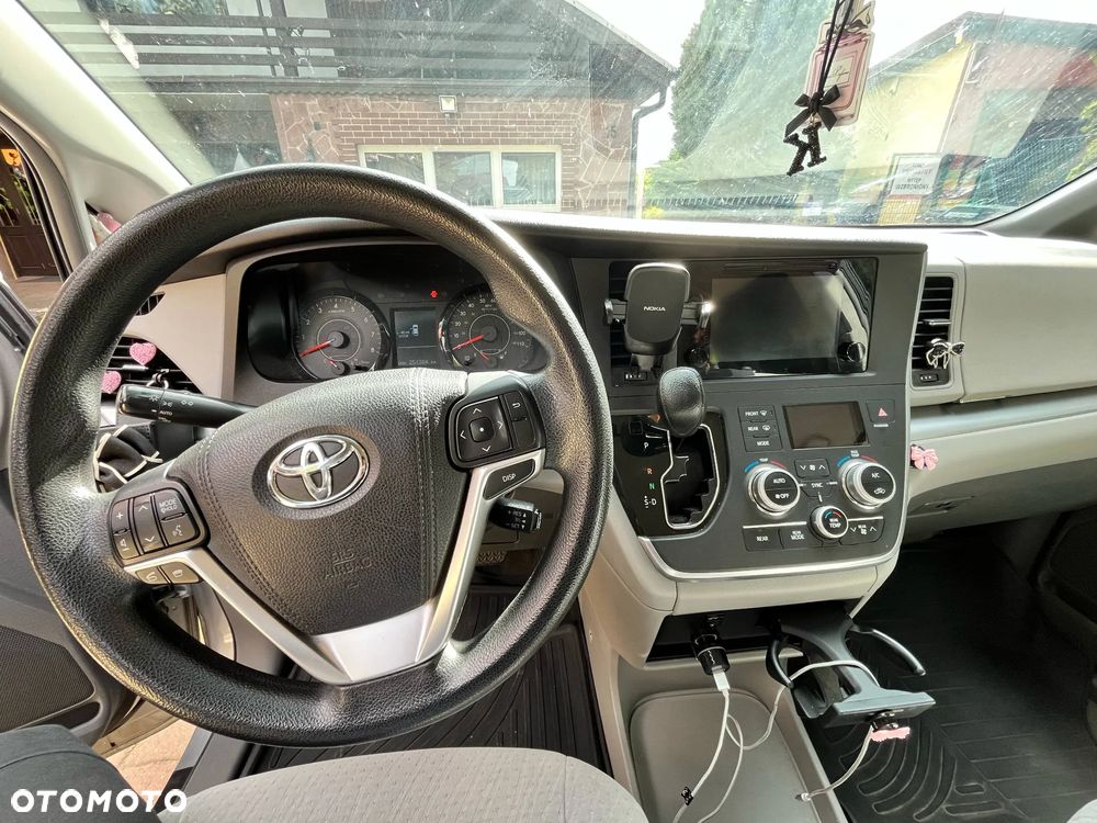 Toyota Sienna - 12