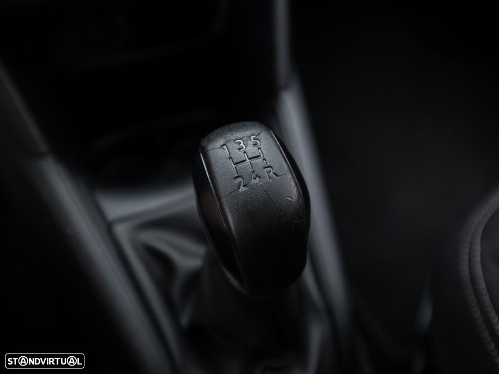 Peugeot 208 - 17