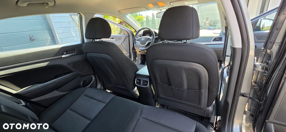 Hyundai Elantra 1.6 Comfort - 9