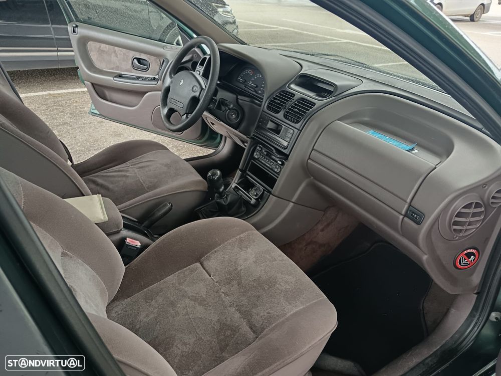 Renault Laguna 1.8 RXE - 9