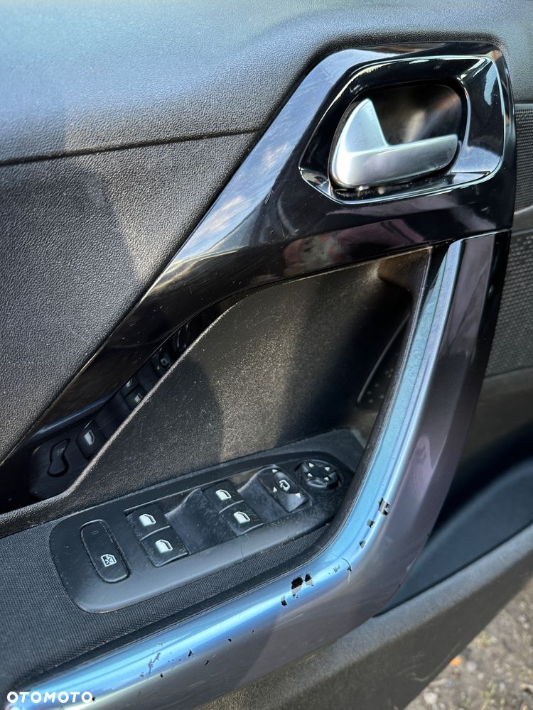 Peugeot 208 - 16