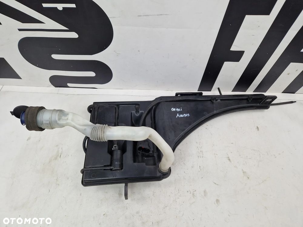 Zbiorniczek spryskiwaczy pompka Maserati Ghibli