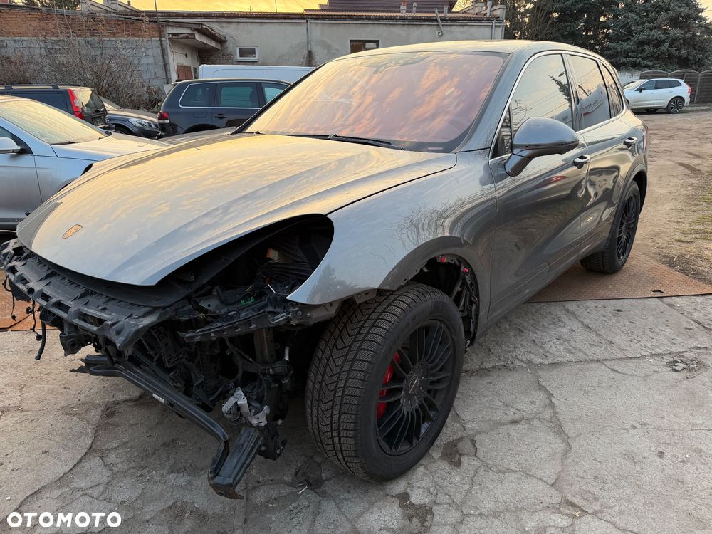Porsche Cayenne - 1