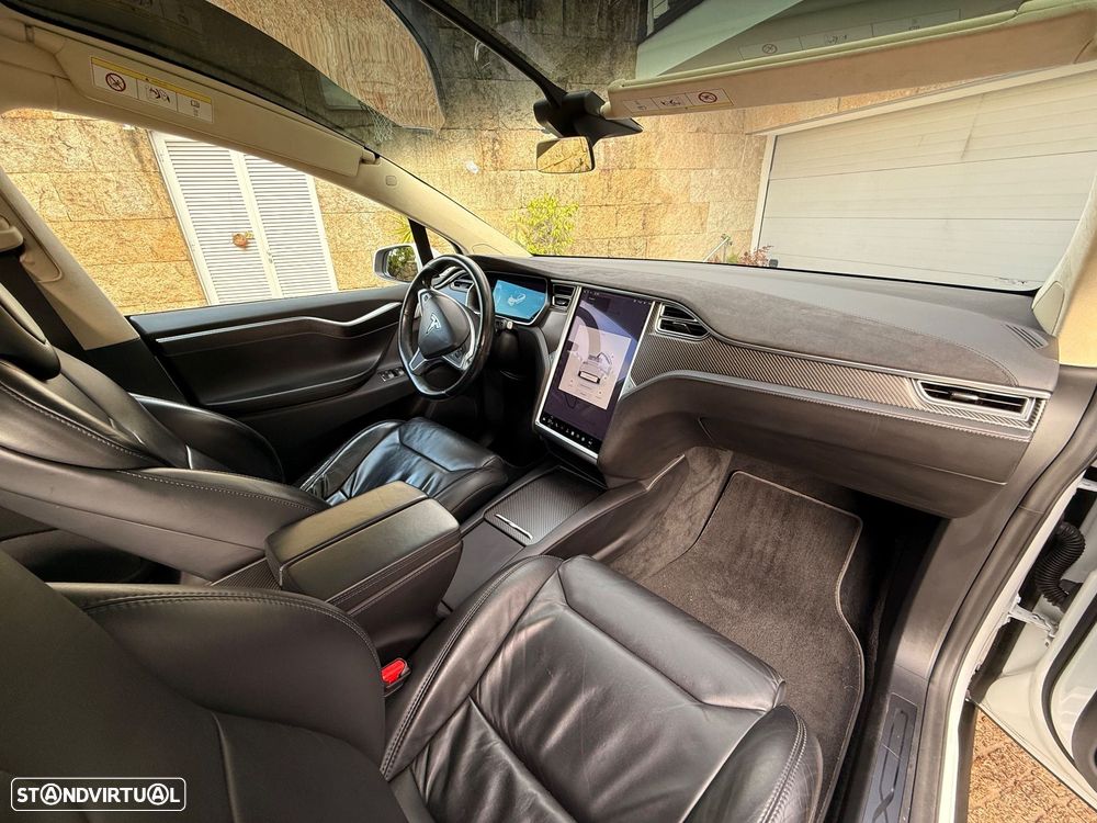 Tesla Model X - 14