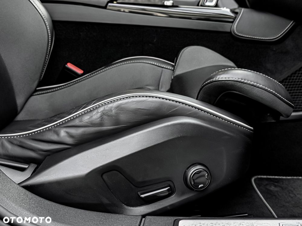 Volvo V60 T8 AWD Plug-In Hybrid R-Design - 26