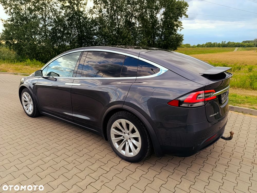 Tesla Model X - 5