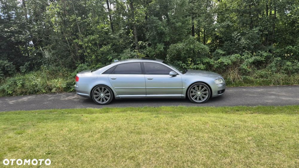 Audi A8 4.2 L Quattro - 12