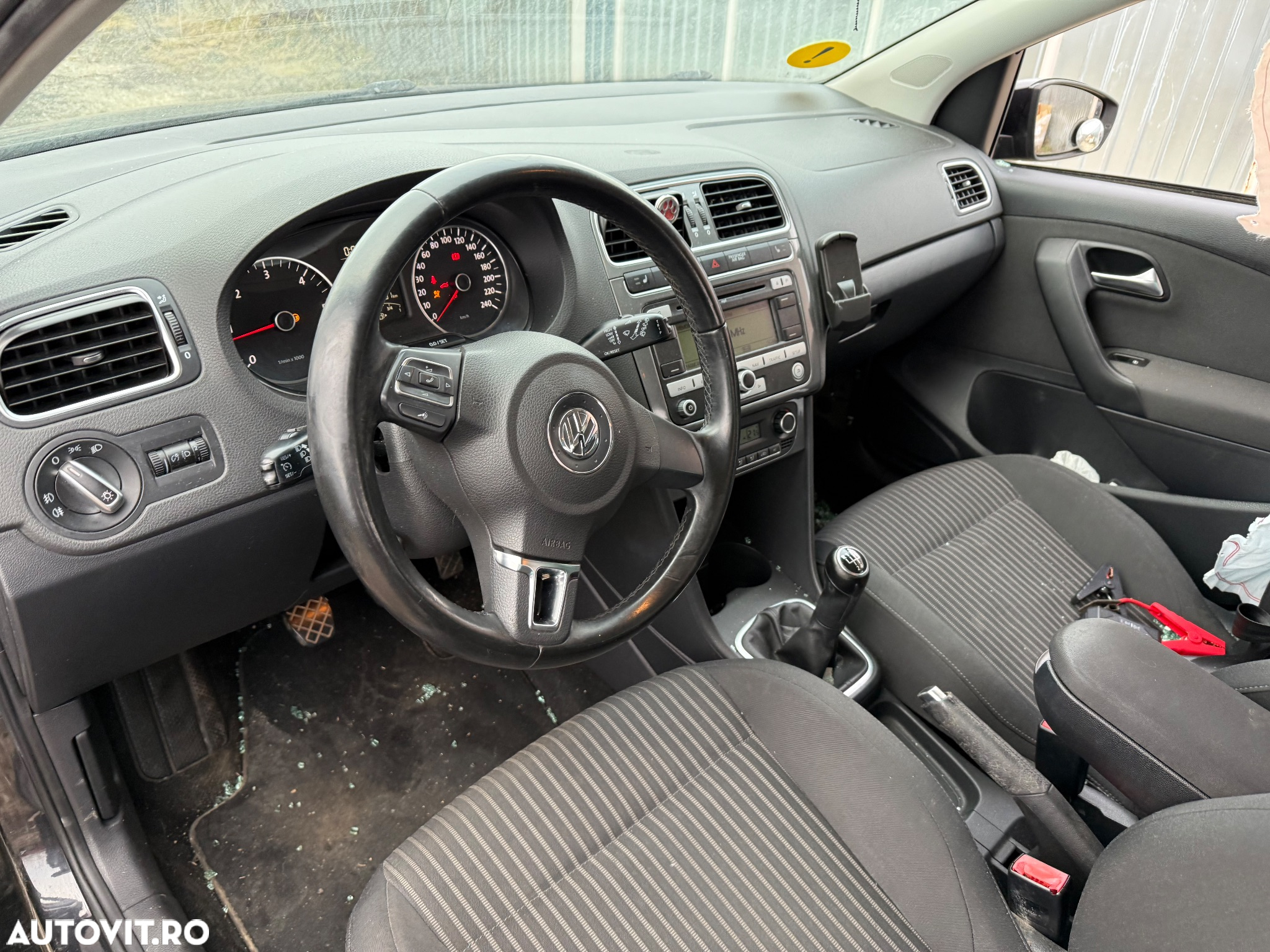 Dezmembrări VW polo 6R 2011 16TDI CAYC cutie KFK 5 trepte volan pe stanga 220 mi km piese accesorii avariată spate , dezmembrez culoare negru - 2