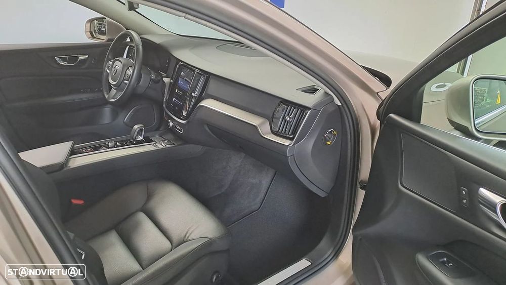 Volvo V60 2.0 B4 Momentum Core Geartronic - 15