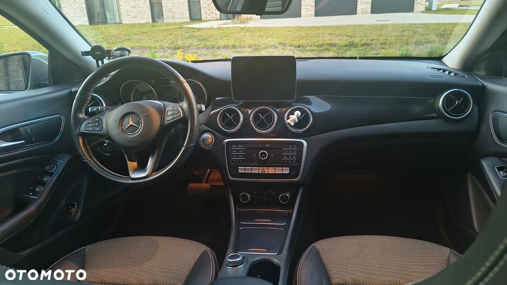 Mercedes-Benz CLA 180 7G-DCT - 25