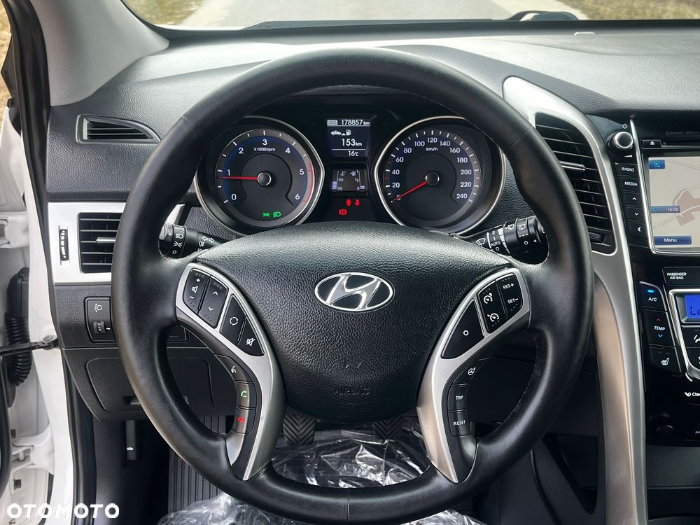 Hyundai i30 1.6 CRDi Fifa World Cup Edition - 6