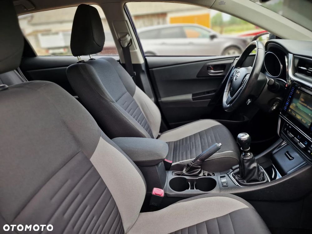 Toyota Auris 1.6 D-4D Prestige - 24