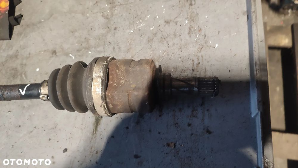 PÓŁOŚ LEWA PRZÓD OPEL CORSA D  1.2 B - 2