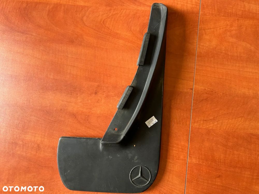 MERCEDES BENZ 190 W201 CHLAPACZ ORYGINAŁ TYŁ - 1