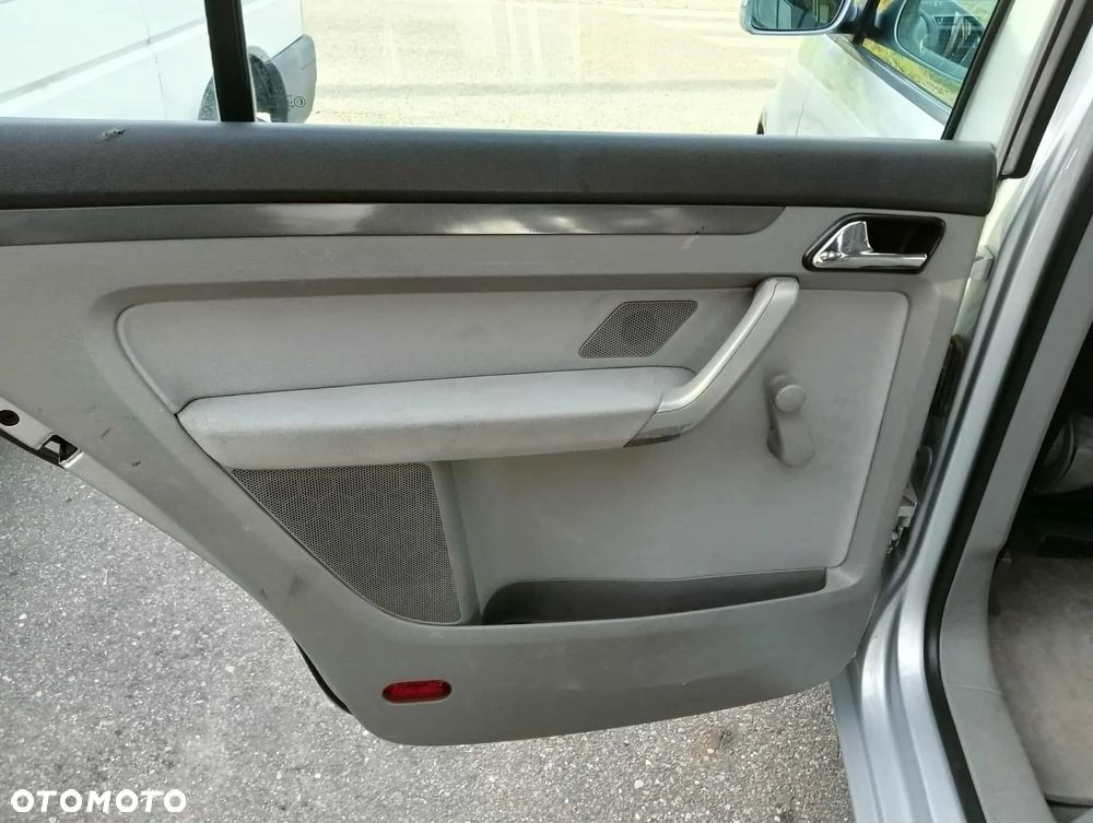 Volkswagen Touran 1.9 TDI Conceptline - 11