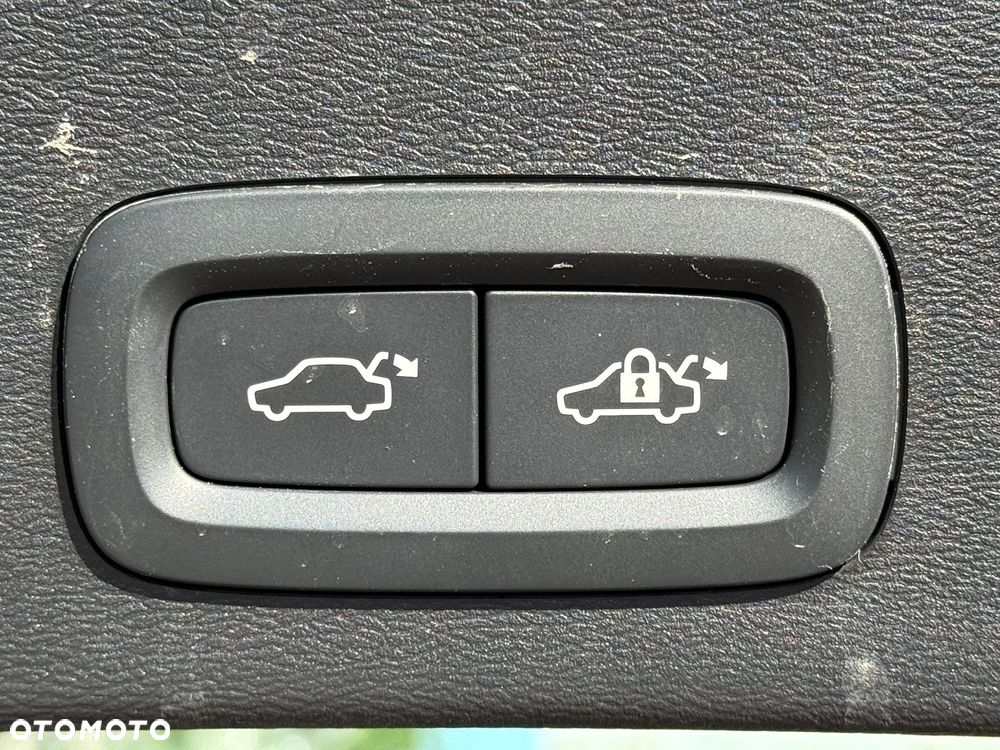 Volvo XC 40 B3 Plus Dark - 22