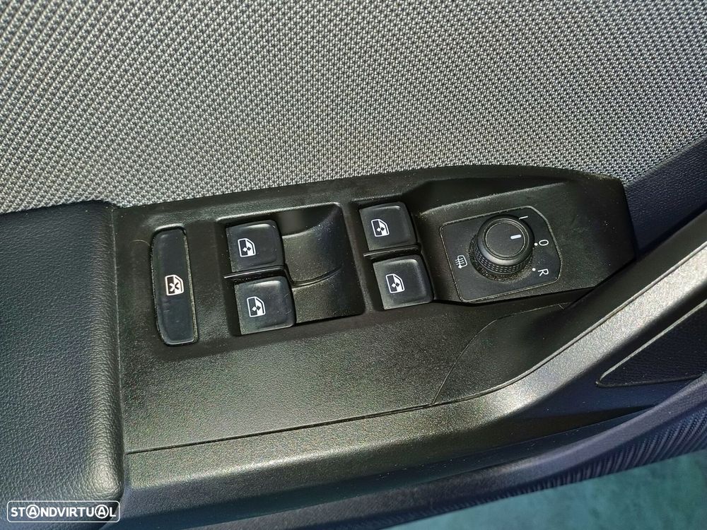 SEAT Leon 1.0 TSI Style — fotografia 8