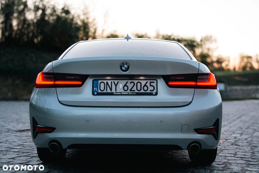 BMW Seria 3 330i Sport Line sport - 12