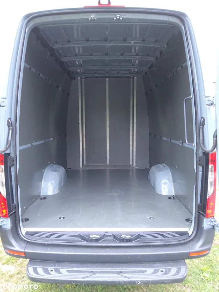 Mercedes-Benz Sprinter - 2