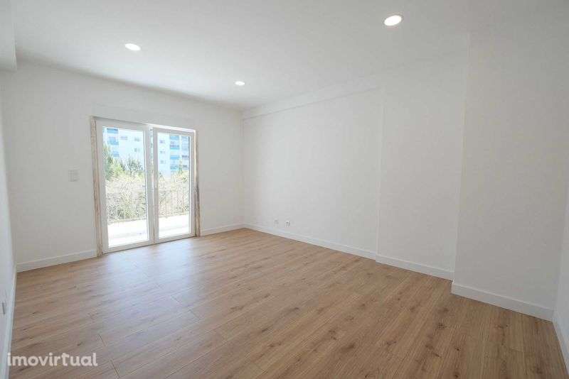 Apartamento T2 na Rua Maria Matos - São Carlos, Mem Martins - Grande imagem: 4/8
