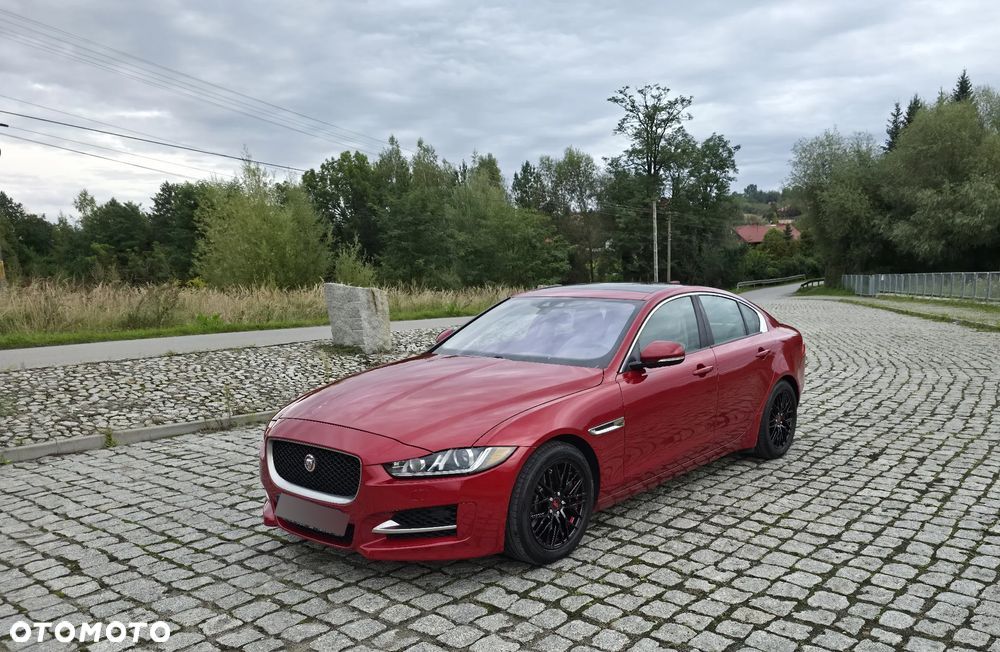 Jaguar XE 2.0 T R-Sport - 4