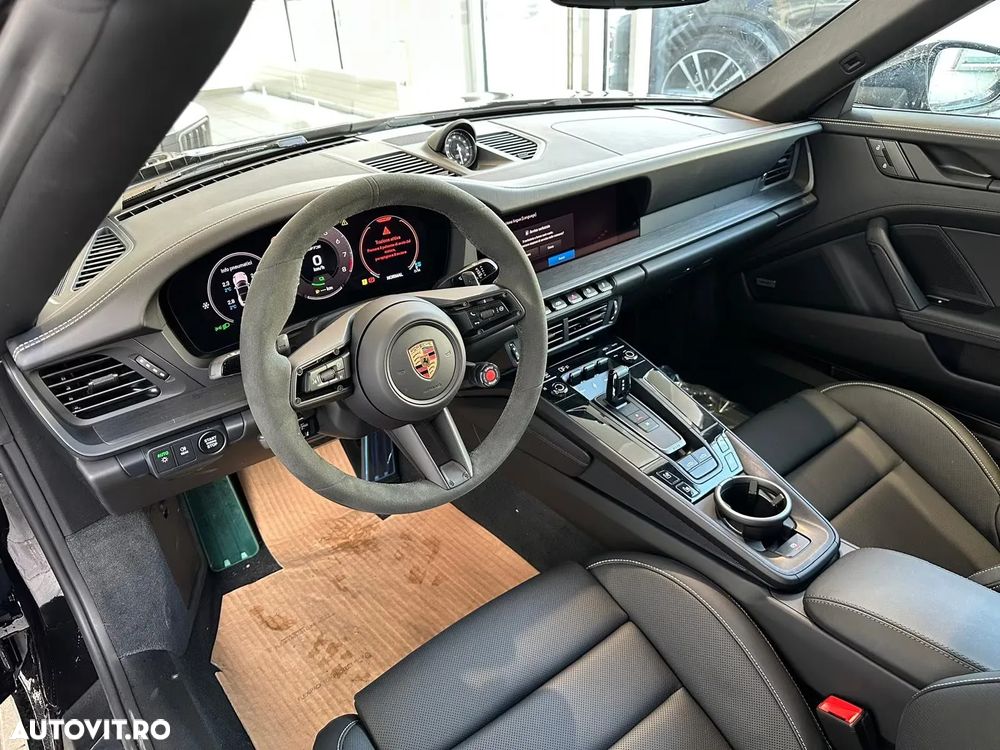 Porsche 911 Targa 4 GTS PDK - 12