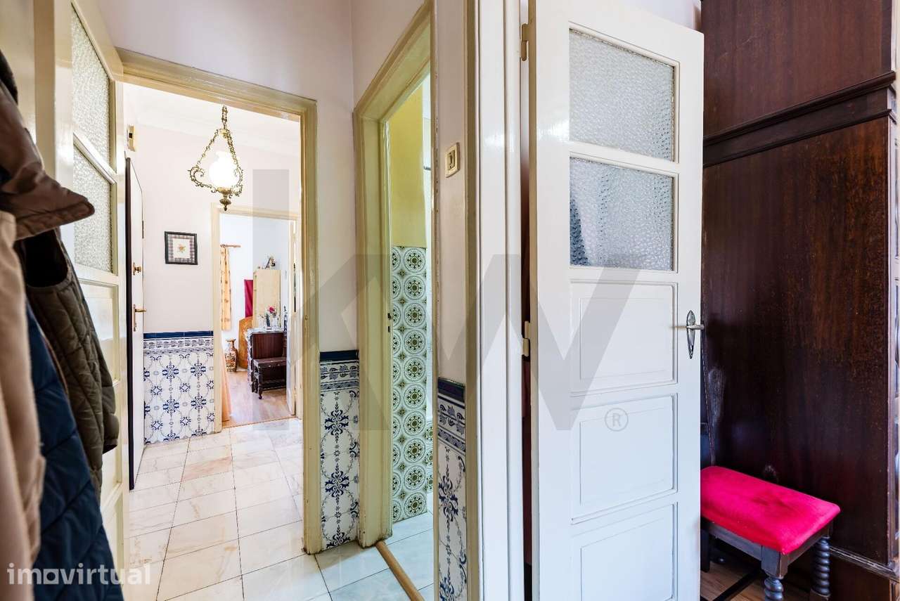 Apartamento T2 com duas frentes e marquise junto à Estação da Amadora - Grande imagem: 5/26