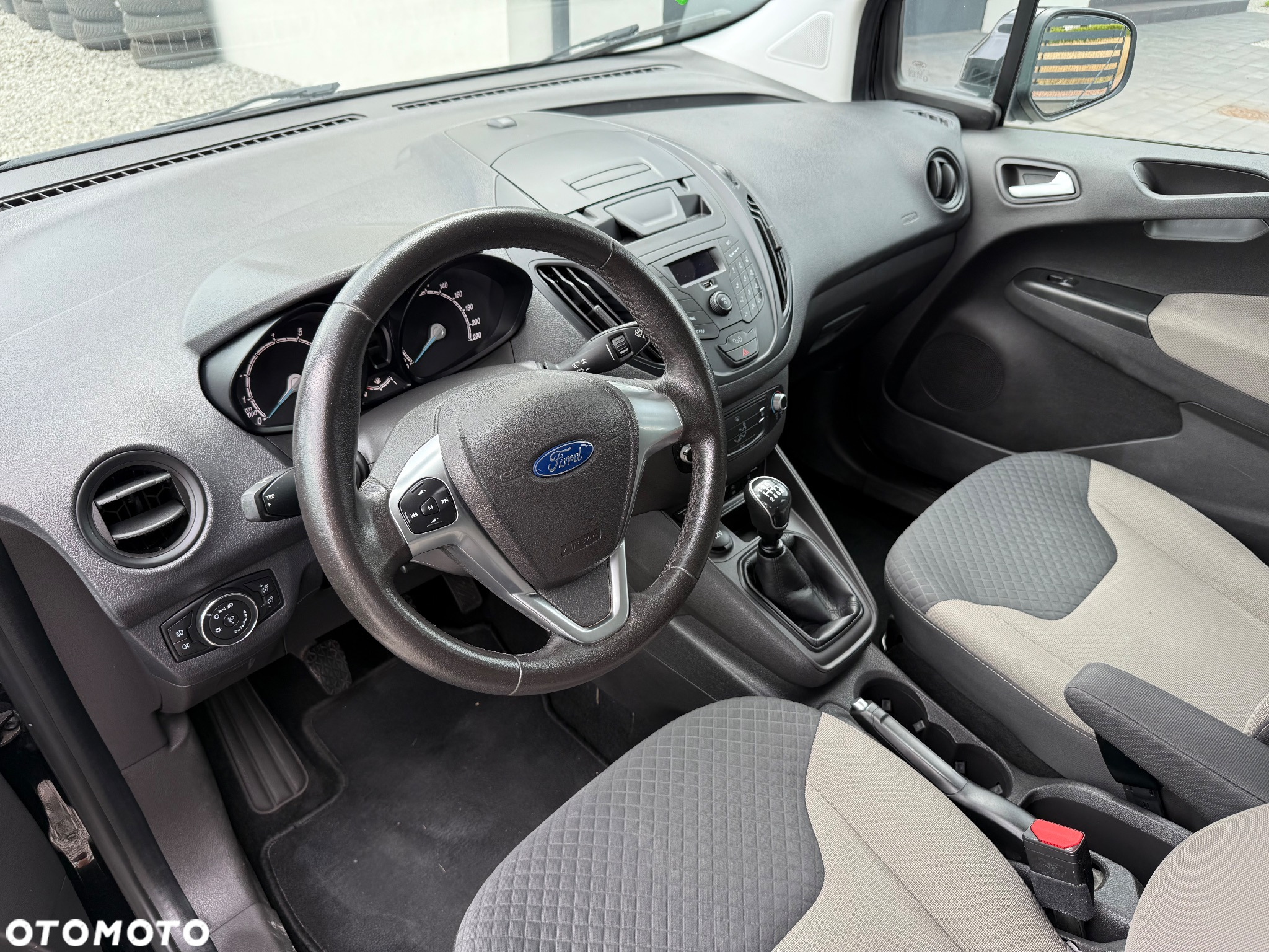 Ford Transit Courier - 12
