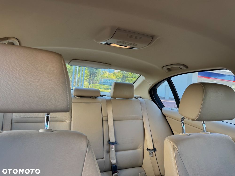 BMW Seria 3 330i xDrive - 11
