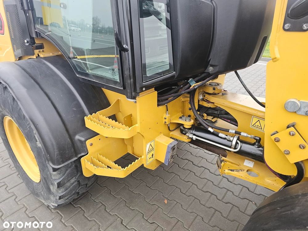 Caterpillar 908M - 8