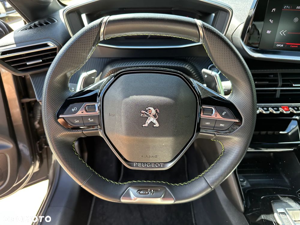 Peugeot 208 - 8