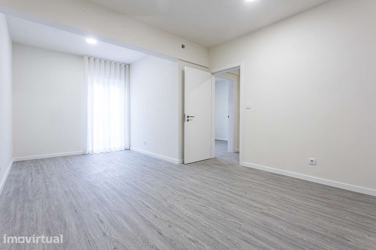 Apartamento T2 totalmente remodelado - Grande imagem: 3/24