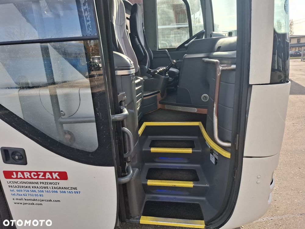 MAN LION'S COACH - 10