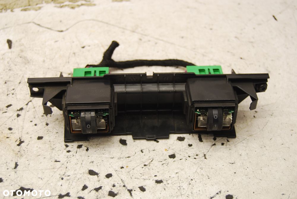 PRZEŁĄCZNIK GRZANIA FOTELA 8L0858847 AUDI A3 8L LIFT - 2