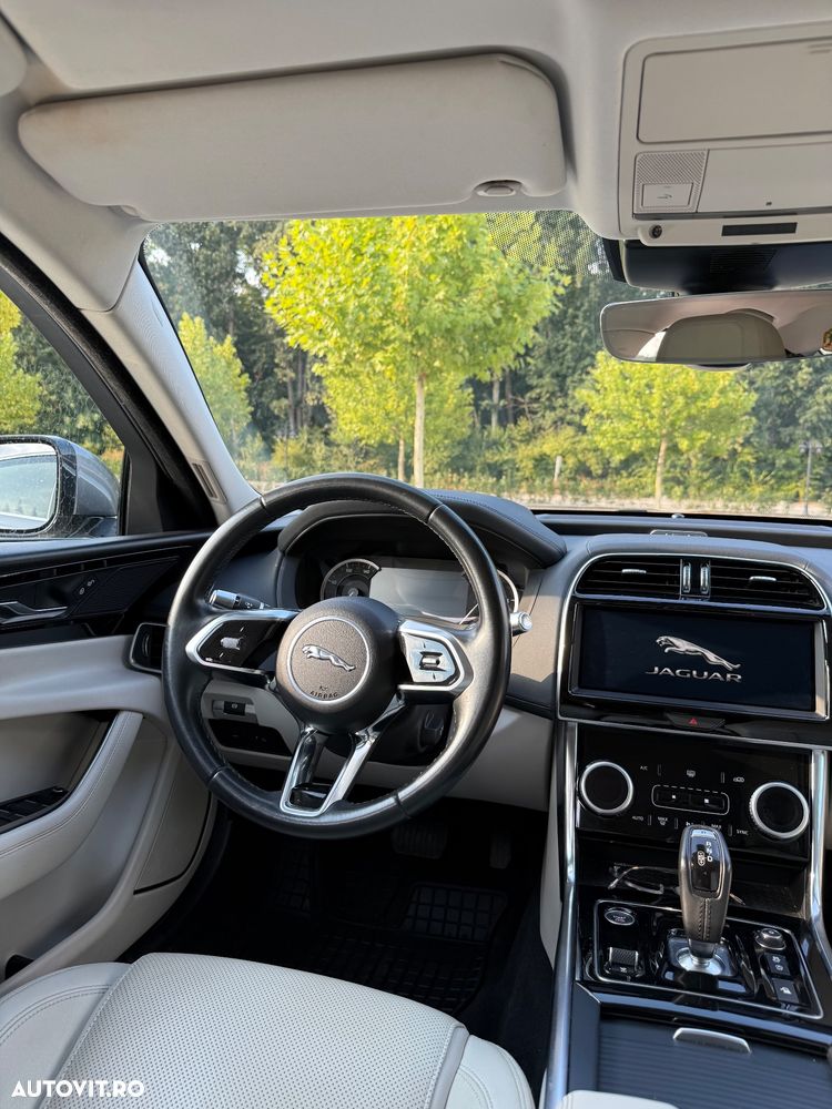Jaguar XE D180 RWD R-Dynamic HSE - 10