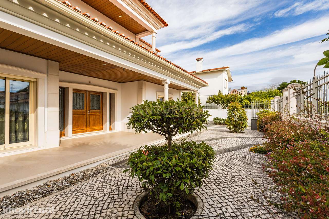 Moradia Exclusiva com Piscina, Jardim e Áreas Amplas - Grande imagem: 2/39