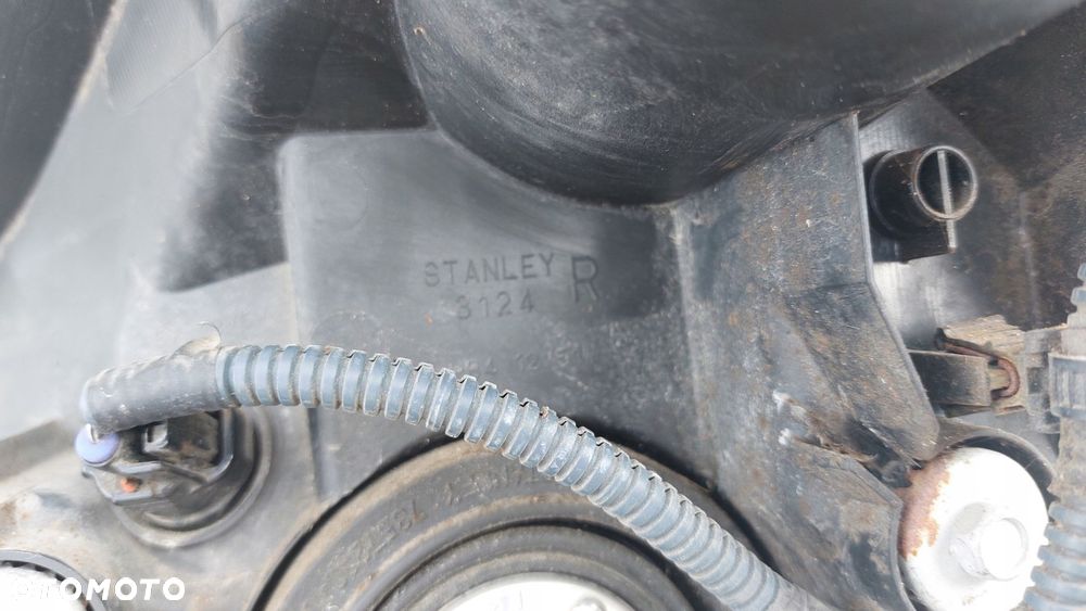lampa prawy przód prawa przednia toyota corolla verso ii eu - 7