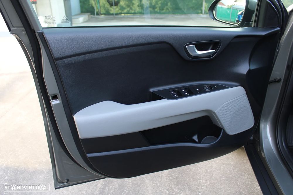 Kia Stonic 1.6 CRDi Easy - 43