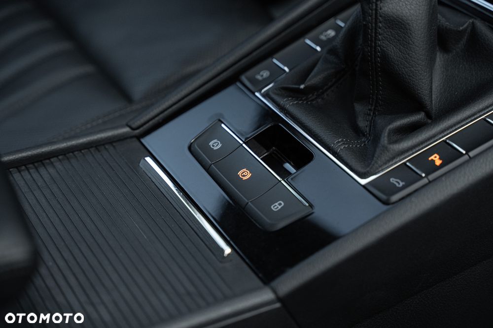 Skoda Superb 2.0 TDI Sportline - 25