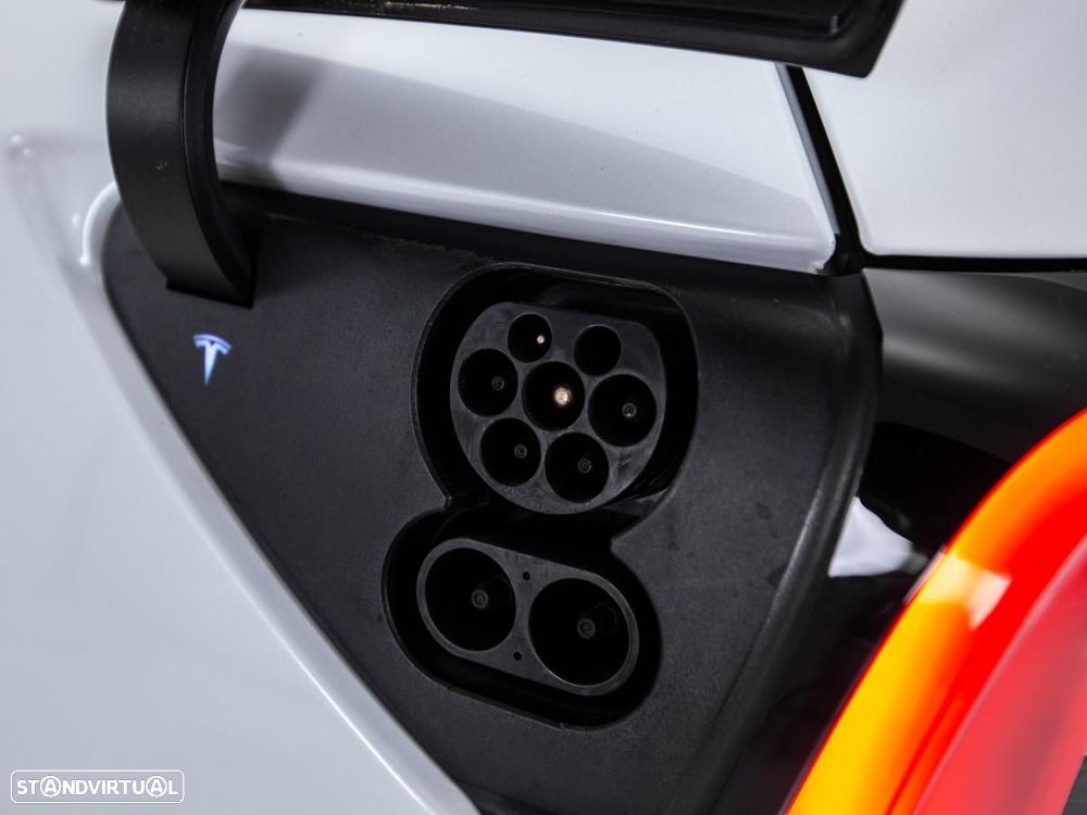 Tesla Model Y Long Range Dual Motor AWD - 16