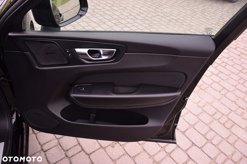 Volvo XC 60 B4 D AWD Geartronic Momentum - 28