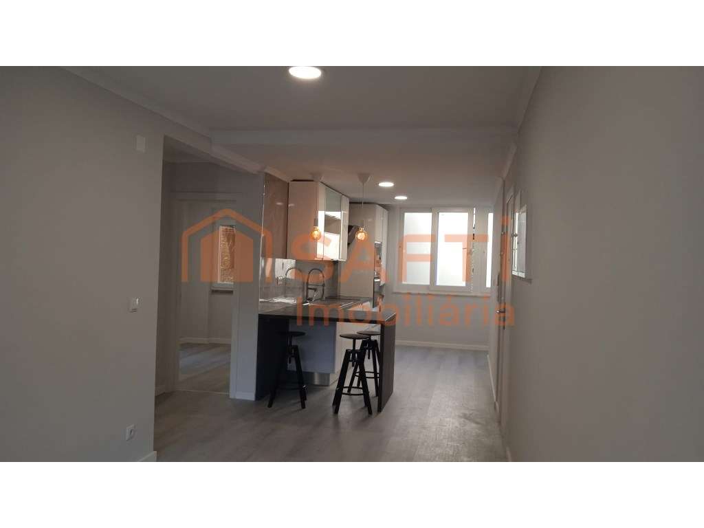 Apartamento T2 remodelado em Benfica - Grande imagem: 4/16